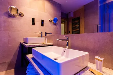 Have og afslapningsområde med liggestole på Zalesie Mazury Hotel